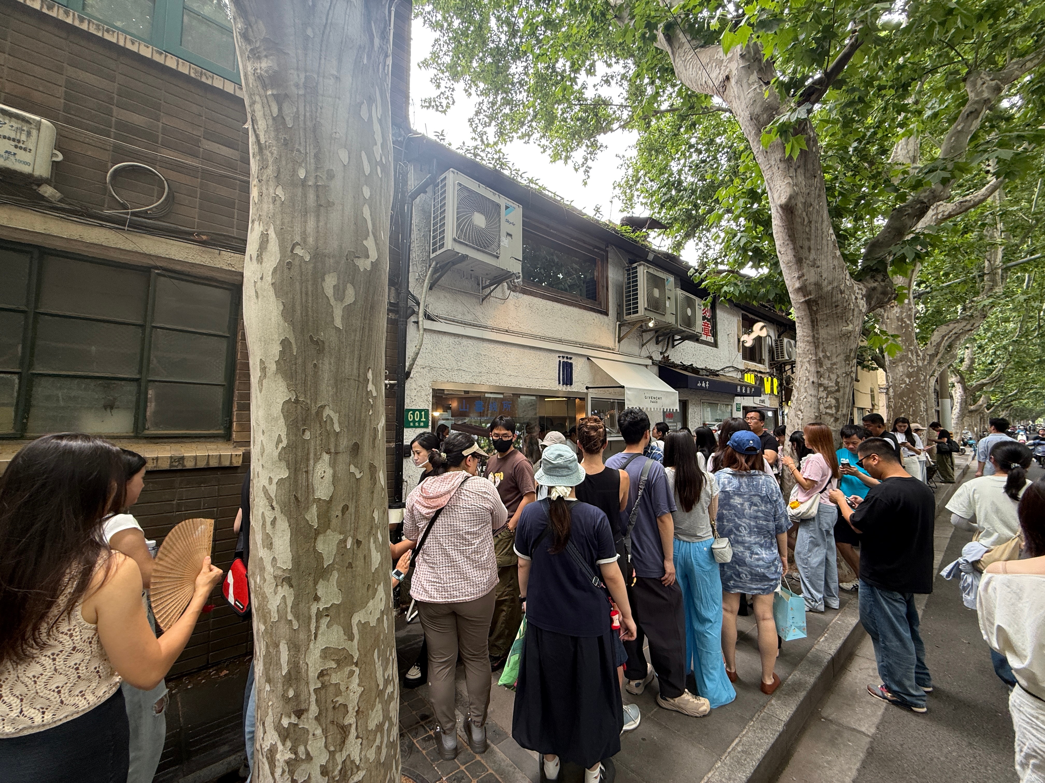 同款get 吃个早饭热死了 上海人怎么能这么爱排队 纪梵希品牌代言人 范丞丞