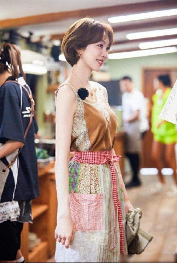 40岁的姜妍越发会穿，打扮俏丽又时髦，堪称中年女人的典范