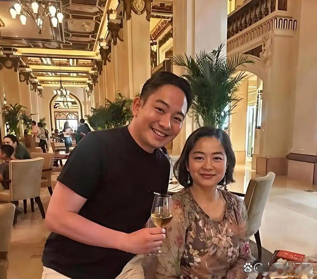 70岁林青霞香港酒店喝下午茶被偶遇！一身雍容华贵气质藏不住，身材保养得宜，天生丽