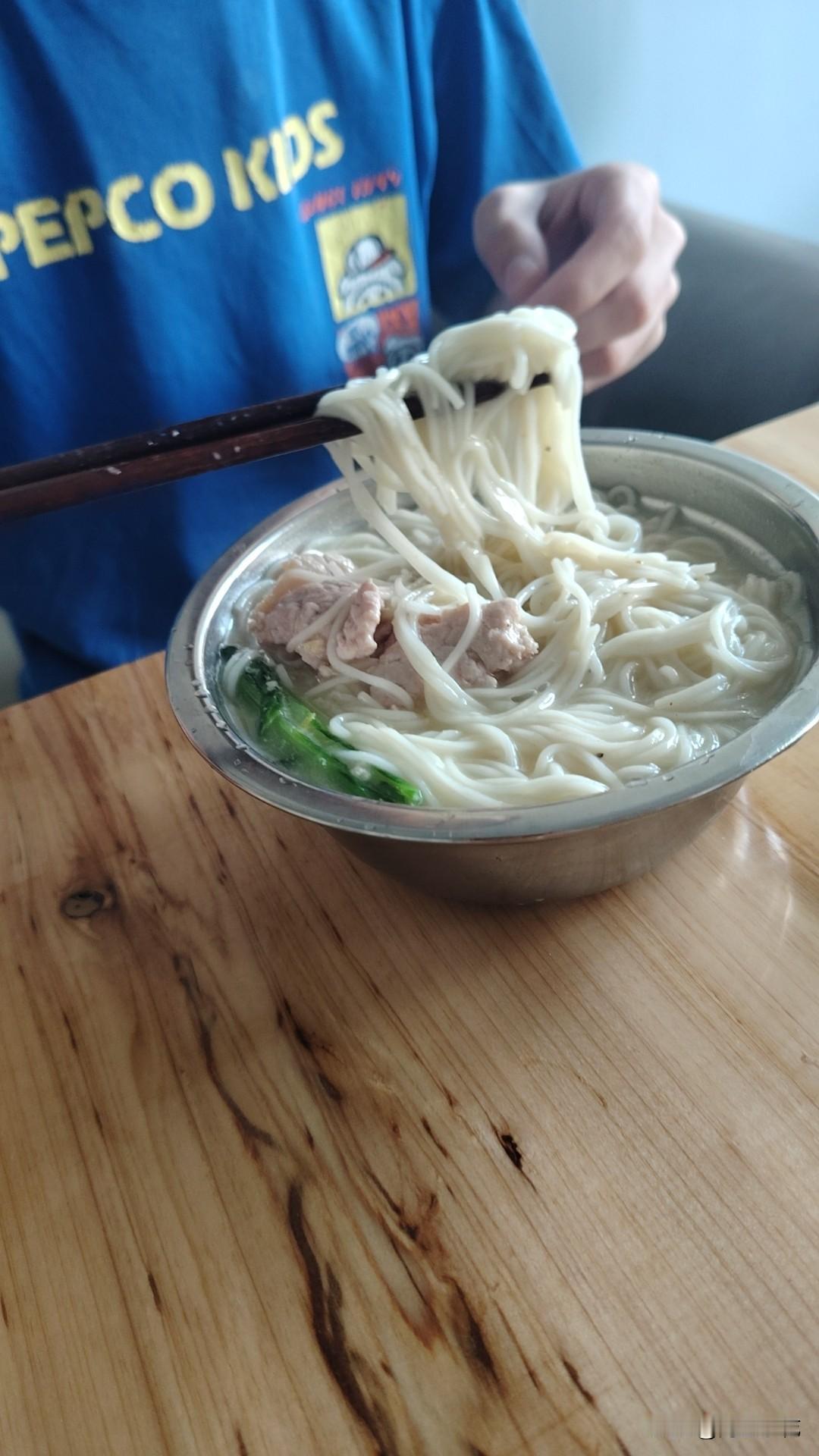 谁都不服，就服我80岁的婆婆。
每天早上都被叮叮当当的声音吵醒，晚上十一二点才睡