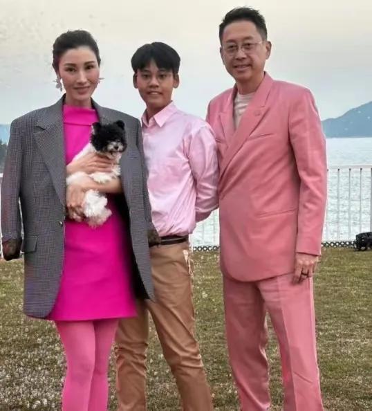 说他像爸爸吧，没有爸爸那股帅气劲，说他像妈妈吧，没有妈妈有气质，他到底像谁？