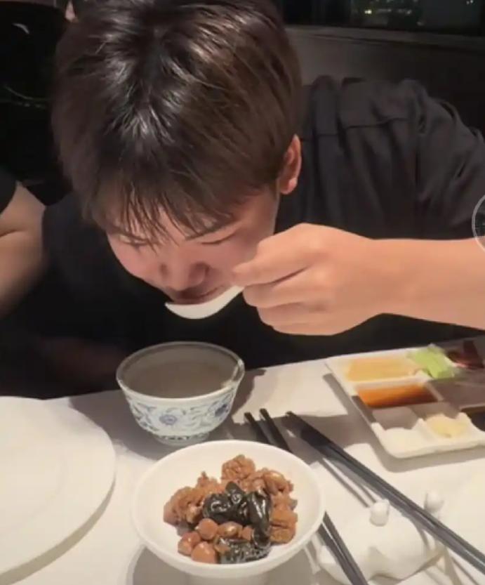 来北京打比赛，外协球员们可算是彻底吃好喝好了！奶茶烤鸭变身赛场标配，甚至有人勇闯