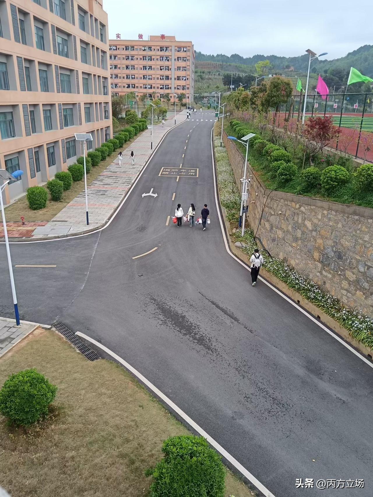 放完小春假，
​学生也在陆陆续续返校了。