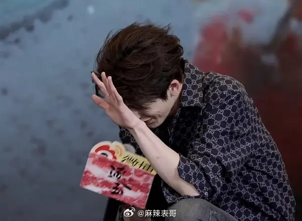 瞧把张凌赫逼成什么样子了支持张凌赫大笑自由 