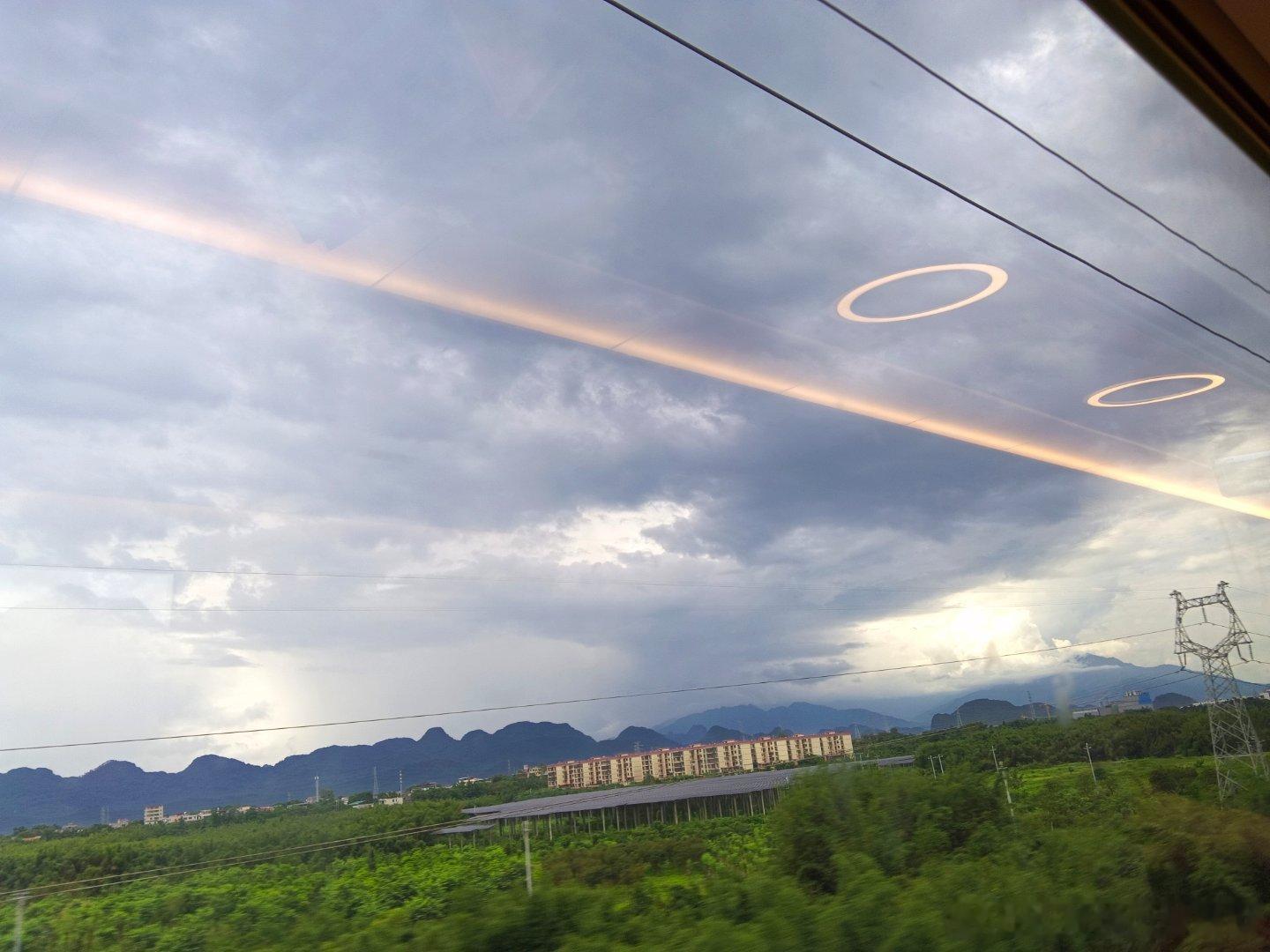 看着窗外乌云压顶（图一），山雨欲来风满楼，耳机中正放着《人是_》，太带感了！颇有