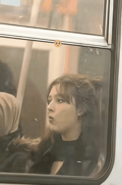 一个是撩妹高手[笑哭]
一个是拒绝高手[笑哭]
火车站台上，有一个男孩子看到火车