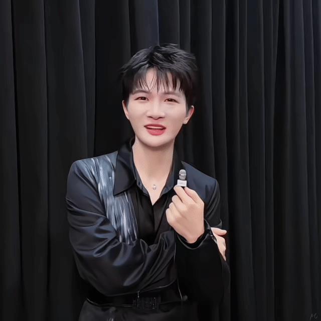 周深   周深的爱与不爱真的很明显【圈宝和米说上午好】  大漠蒸腾出盛景，  风