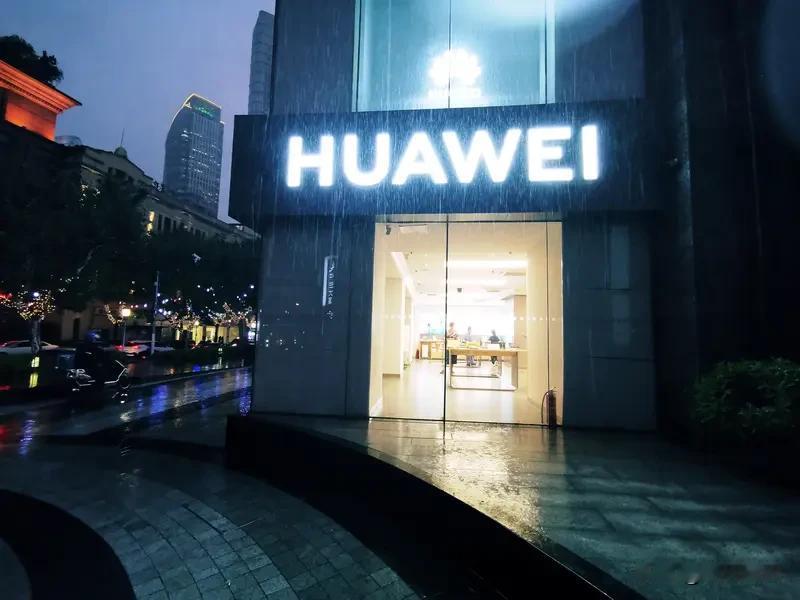 全栈自主硬核AI技术最强当属华为。国内唯一实现AI芯片、算力集群、行业大模型、5