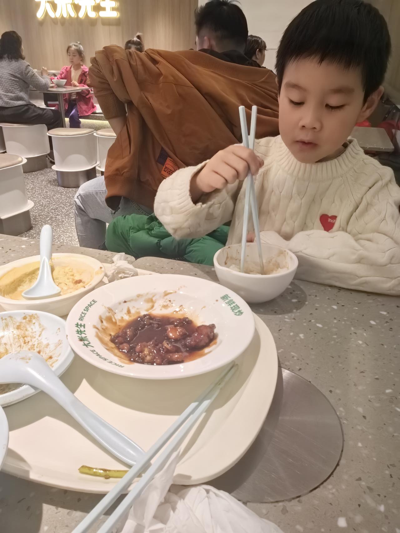 晒晒家里的宝宝每次都不怎么吃，今天终于认真的吃了一回饭！