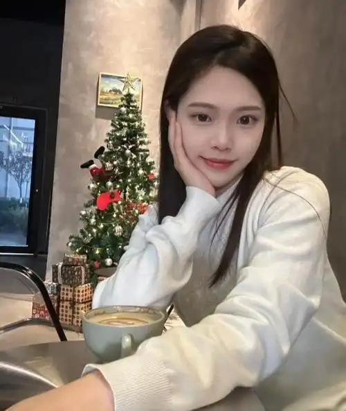 2025年末，年仅25岁的网红秦贝贝骤然离世，令人扼腕。她曾是热爱舞蹈、阳光开朗