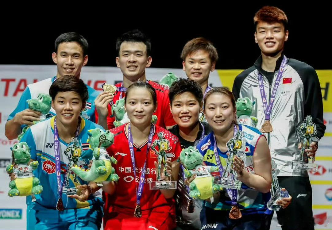 8个人有5个人在这次亚锦赛拼搏。黄东萍这次赛场和沙西丽、德差波都对打上了，渡边和