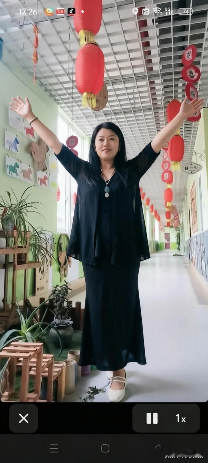 快乐时光，就得拥抱每一天！很多人总在忙碌中迷失，像我那朋友，一心扑在工作，忽略生