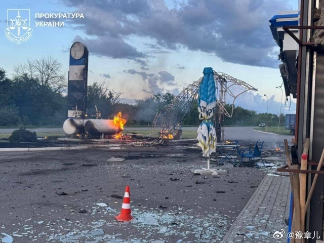 俄军摧毁了哈尔科夫地区卡缅纳亚亚鲁加村的一家加油站。 