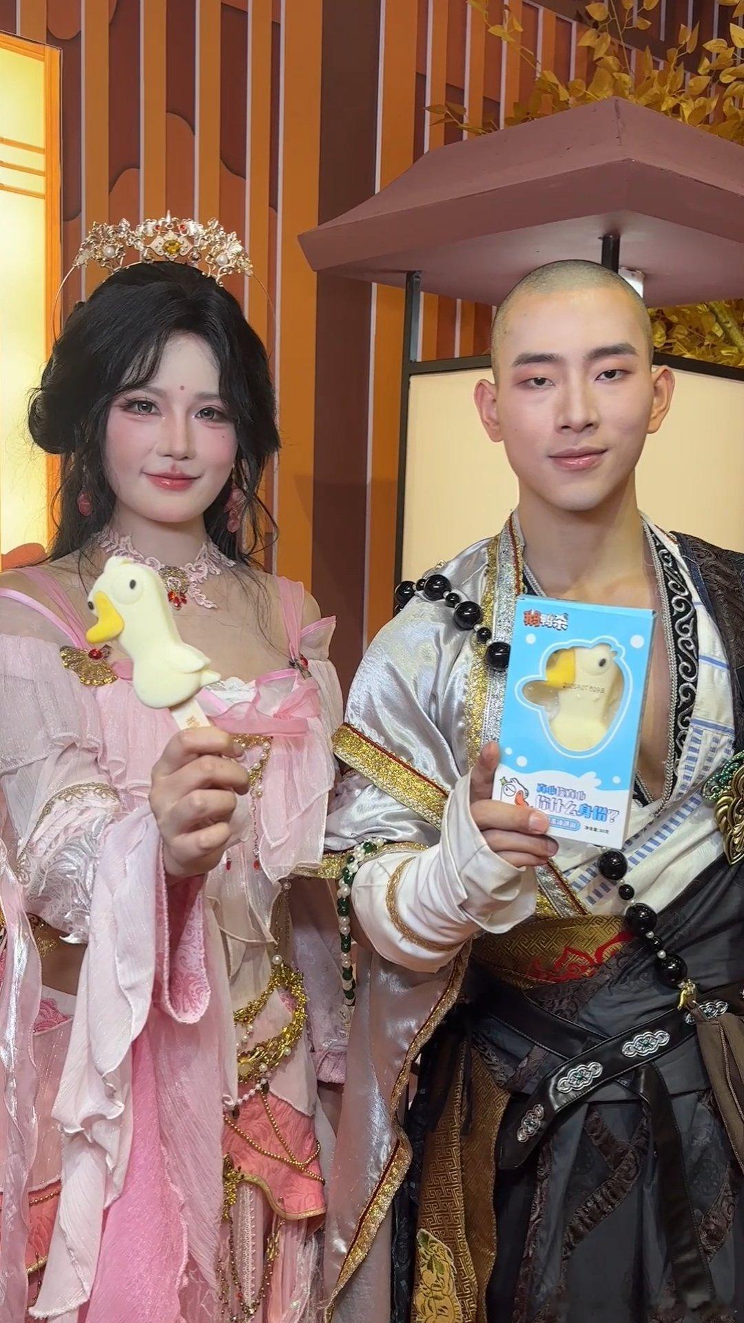 上海CJ展混进了武林高手七秀弟子教大白鹅摆出古风拍照姿势，鹅鸭杀玩偶乖乖配合，温