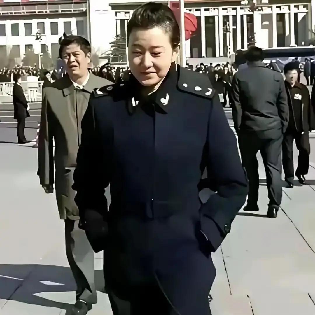 在北京人民大会堂偶遇一位美女明星
她实在是太美了，她穿着军服，威武霸气十足
她的