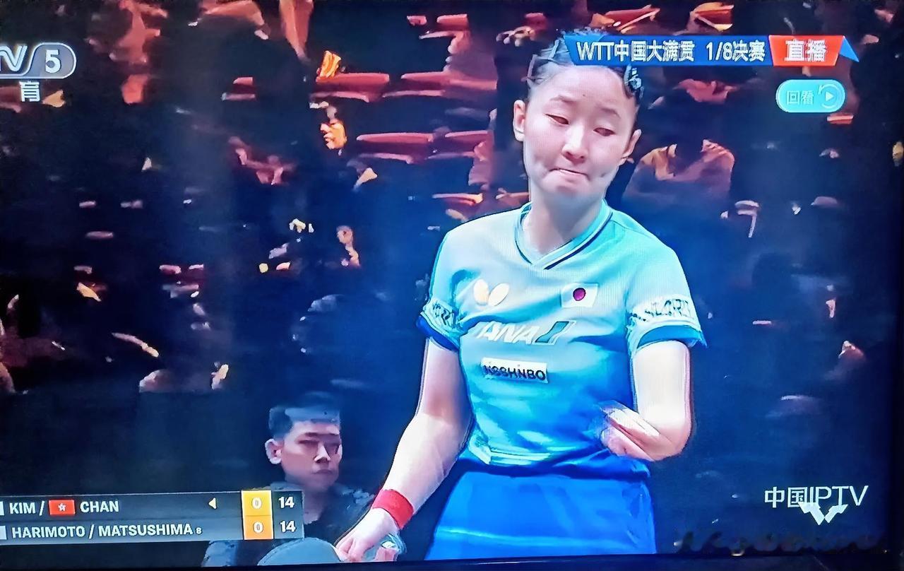 看张本美和打球，突然发现一个奇怪的现象。张本美和总爱装出跟黛玉葬花，娇柔做作，无