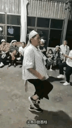 老人的葬礼上不是庄严肃穆的告别仪式，而是踏着悠闲的步伐跳着观代舞的孝子孝媳们。