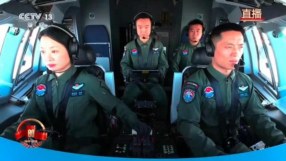 好帅的女机长镜头给到的时候眼前一亮，非常从容不迫，太帅了[憧憬] ​​​