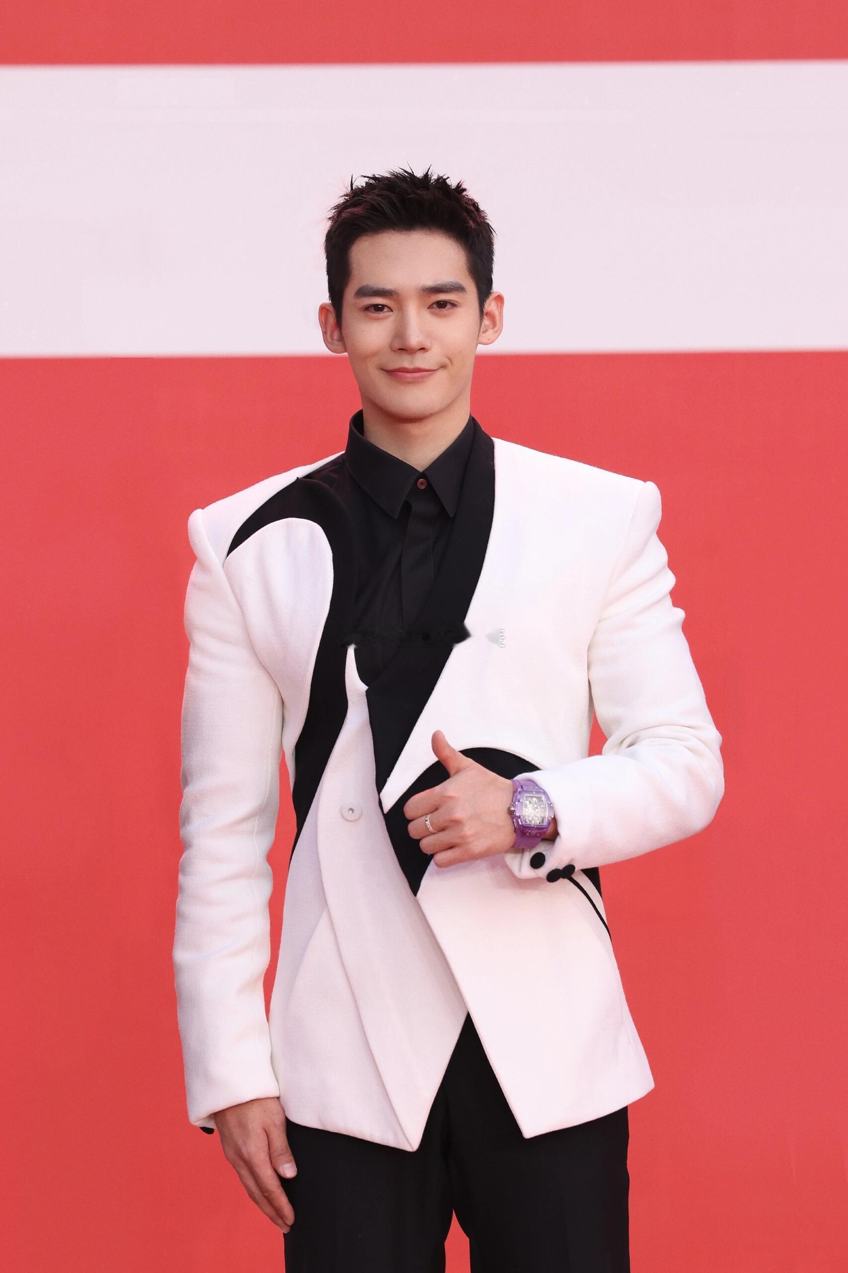 于适北影节戴的手表，价值155w，品牌爸爸还特意给他配了紫色，于适你贵贵的[偷笑