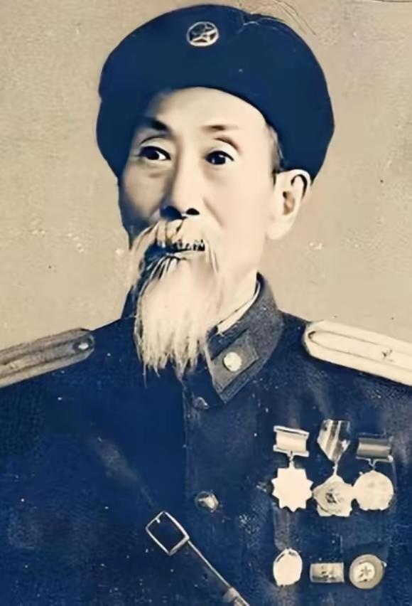 1955 年授衔时，77 岁的蒋维平不愿刮胡子，毛主席：那就开个特例吧。

77