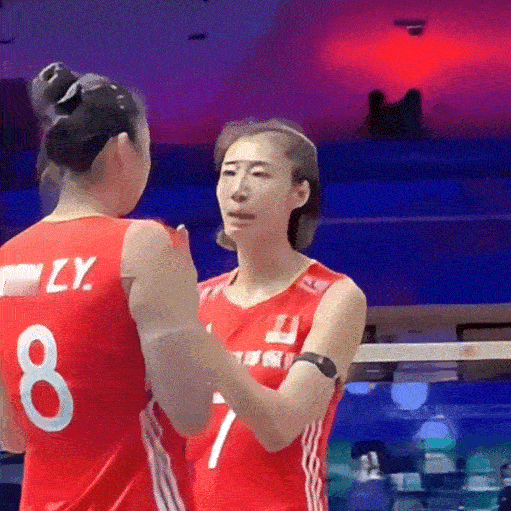 这样暖心又感动的中国女排，怎么能不爱呢？打完捷克女排，万梓玥哭成了泪人，因为自己