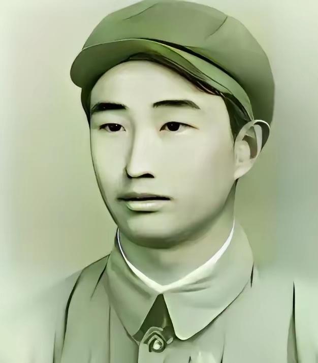1943年，日军空袭时，18岁战士宋岭春仰面躲在草丛里，看飞行员探头出来，当敌机