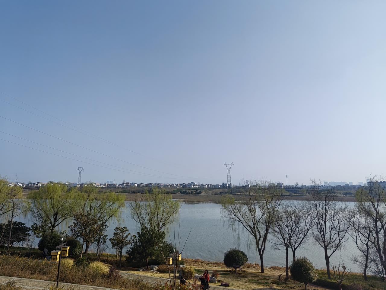 春天风和日丽的时候，洛浦公园就是个宝藏打卡地。它沿洛河两岸横跨好几个城区，是洛阳