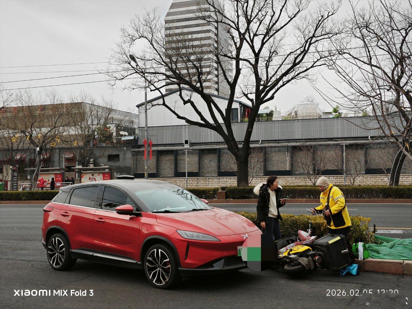 看到一辆小汽车与外卖骑车相撞，可能是外卖骑手赶时间逆行，撞上了进入辅路的小汽车，