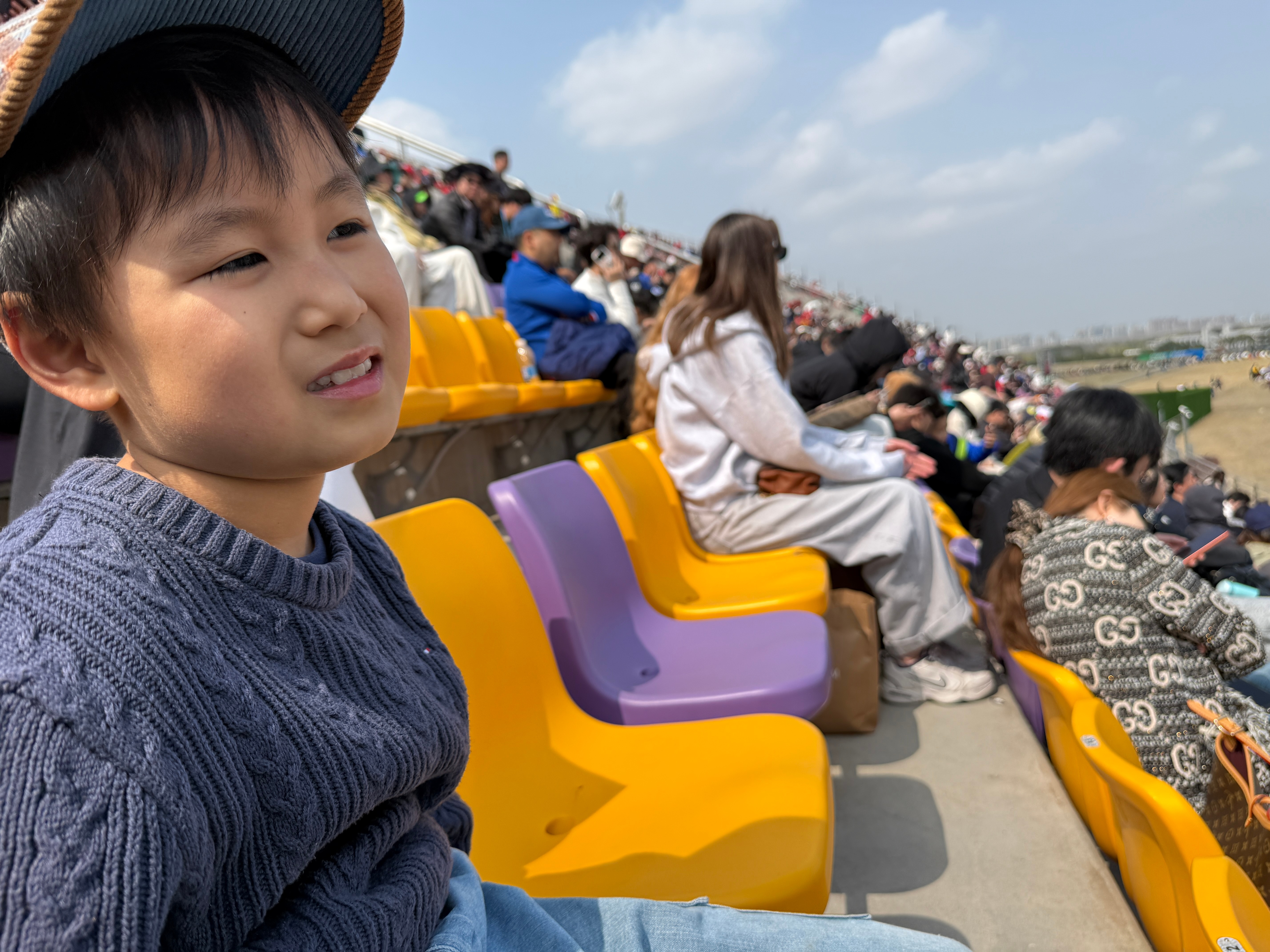 昨天的F1上海大奖赛，人是真多，草地都不少人，比赛最精彩的地方就是法拉利车手的内