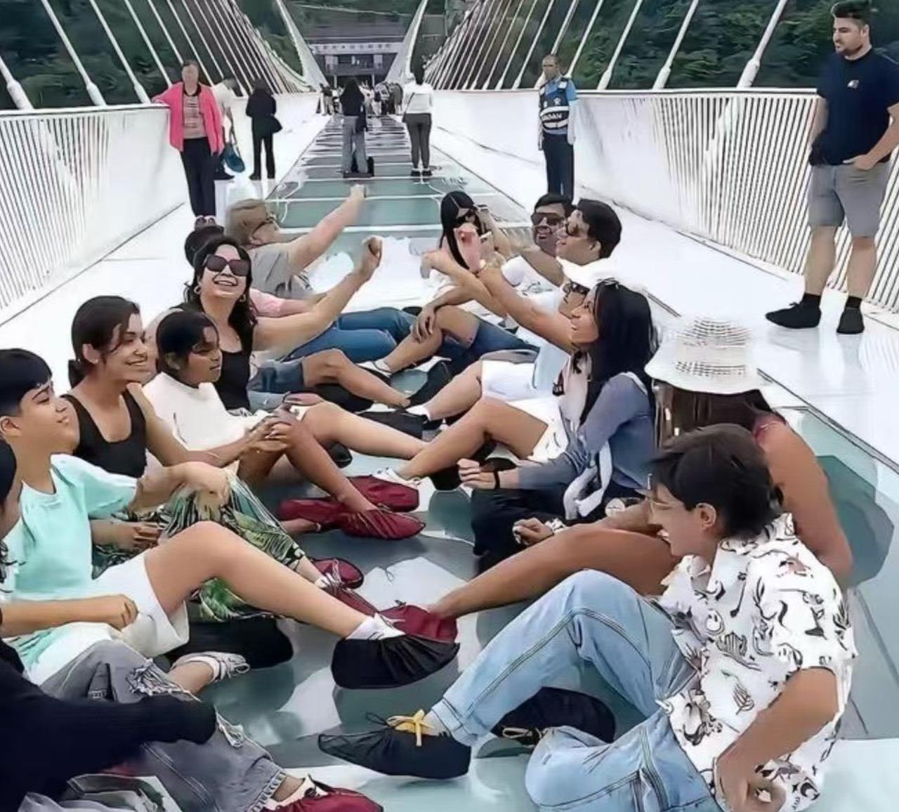 印度人在国外旅行，又发生了两件事：

第一件事，发生在张家界。图一，一群印度人，