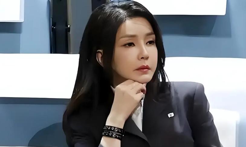 近期韩国政坛可谓是风波不止，前脚尹锡悦的夫人刚被二审，后脚主审法官就突然身亡。