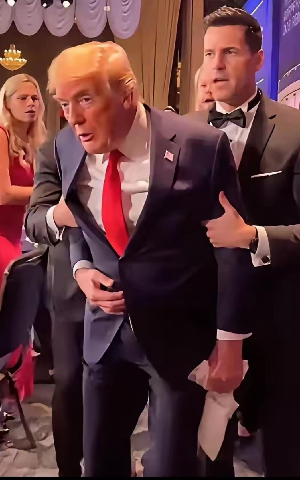 特朗普这次是真遇袭了，绝对不是演戏，吓了够呛！一下子精神就衰老了很多！这下真是老