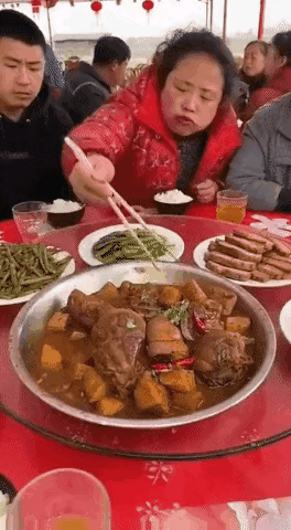 饭桌上的这个女的吃相太难看，好像整个桌子上就她一个人一样，眼睛都掉盘子里了，嘴里