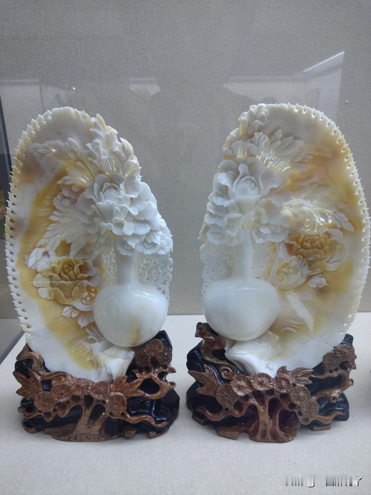 有一种人，动不动就站在道德制高点，张口闭口评判别人“没素质”。
 
素质本是律己