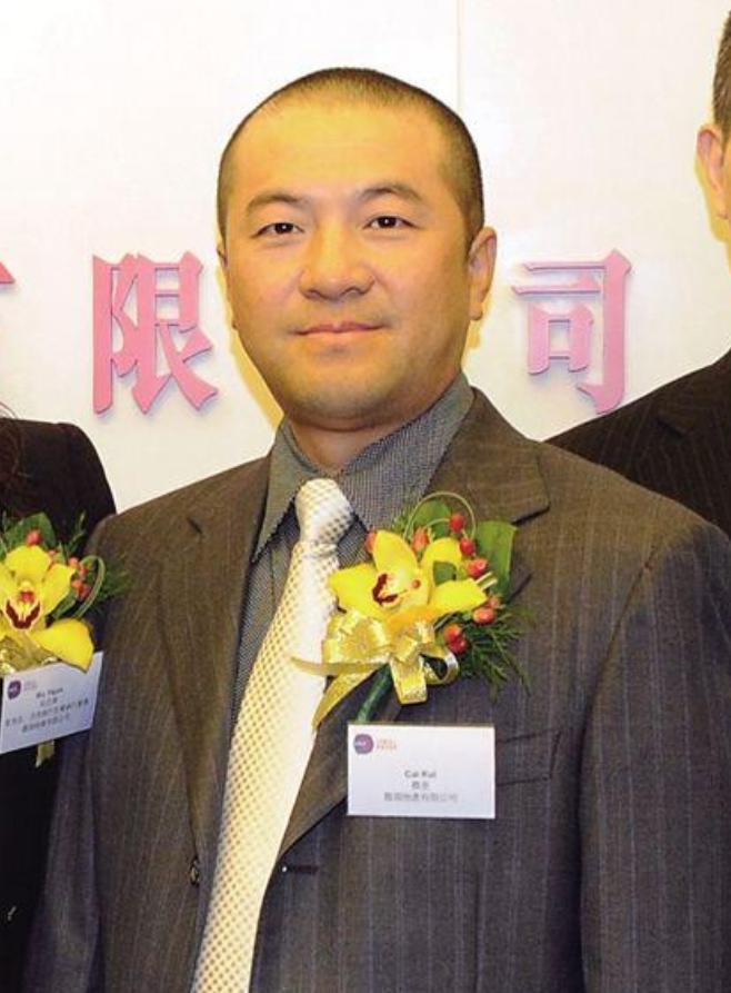 他离婚分走前妻200亿、买别墅、娶空姐，在伦敦买下了一栋希尔顿酒店，每月租金收入