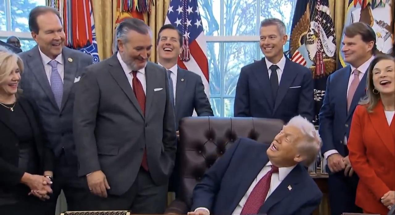 特朗普：还有谁想说几句吗？

得州参议员泰德·克鲁兹：（ ✋举手）

特朗普：哦