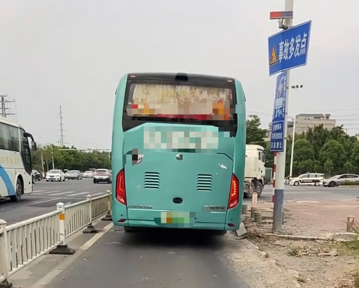 【玉林玉博大道非机动车道变成了汽车道】10月30日，网友爆料称：玉林市玉博大道右