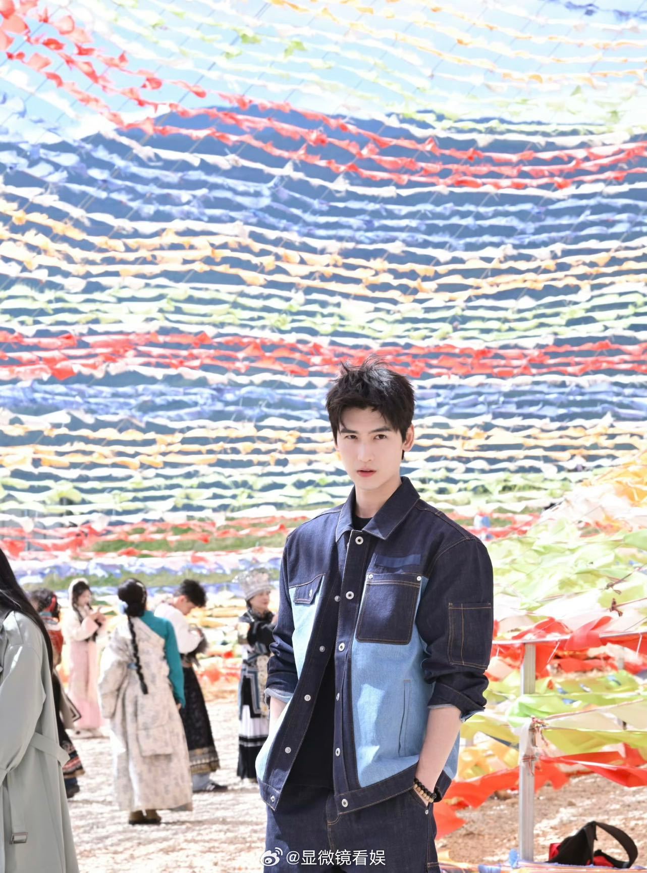 黄俊捷又上山直播了谁懂啊！帅哥小黄又在山上开直播啦，一边看云海一边唠嗑，素颜状态