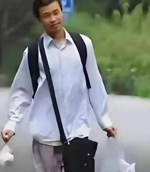 韦东奕和沈巍既是网红，也是学者。他们都是在网络时代因为反差形象被大众所知道，韦东