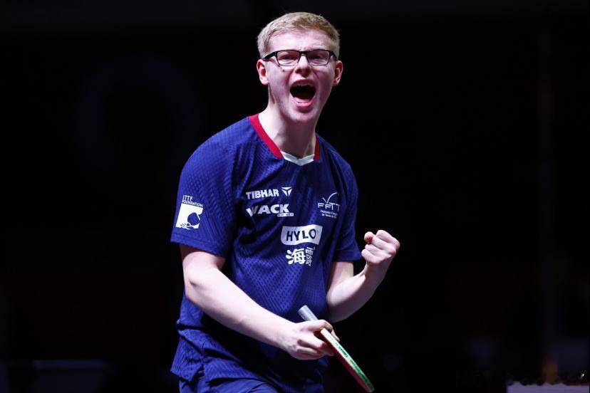 费利克斯·勒布伦与法国队启程，奔赴欧洲乒乓球团体锦标赛那些装着蓝色与红色队服的大