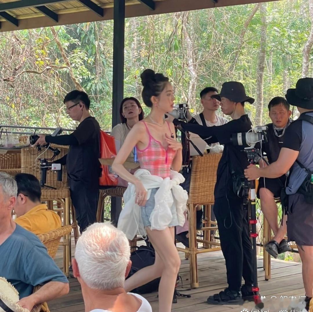 古力⁠娜⁠⁠扎这身材上镜真‏是刚刚好‏﻿，结果本人比⁠‎镜头里还要﻿‎瘦。 