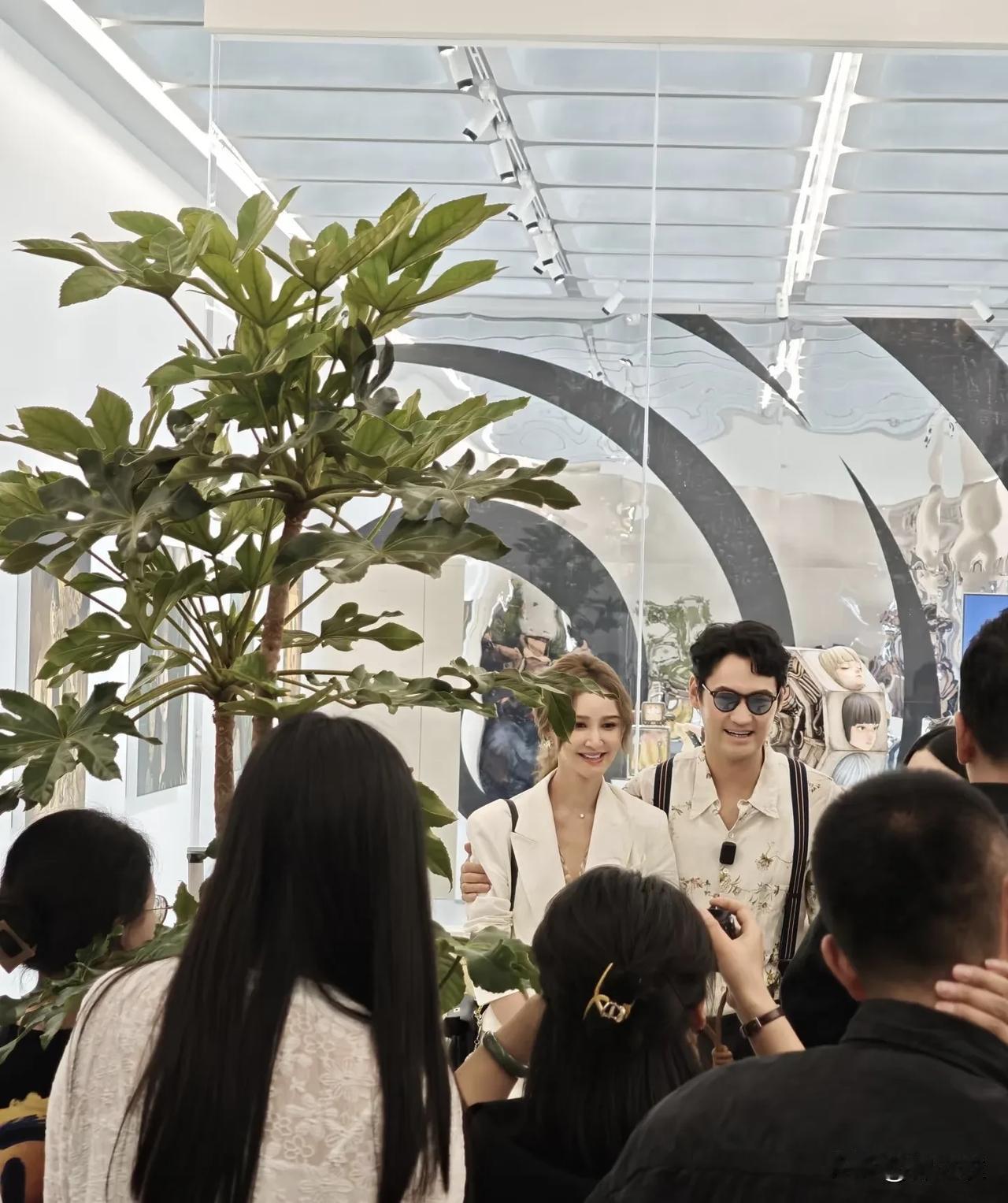 袁弘做了很多年艺术家走访，因为他对艺术很关注也有自己的审美和见解，所以他做策展也