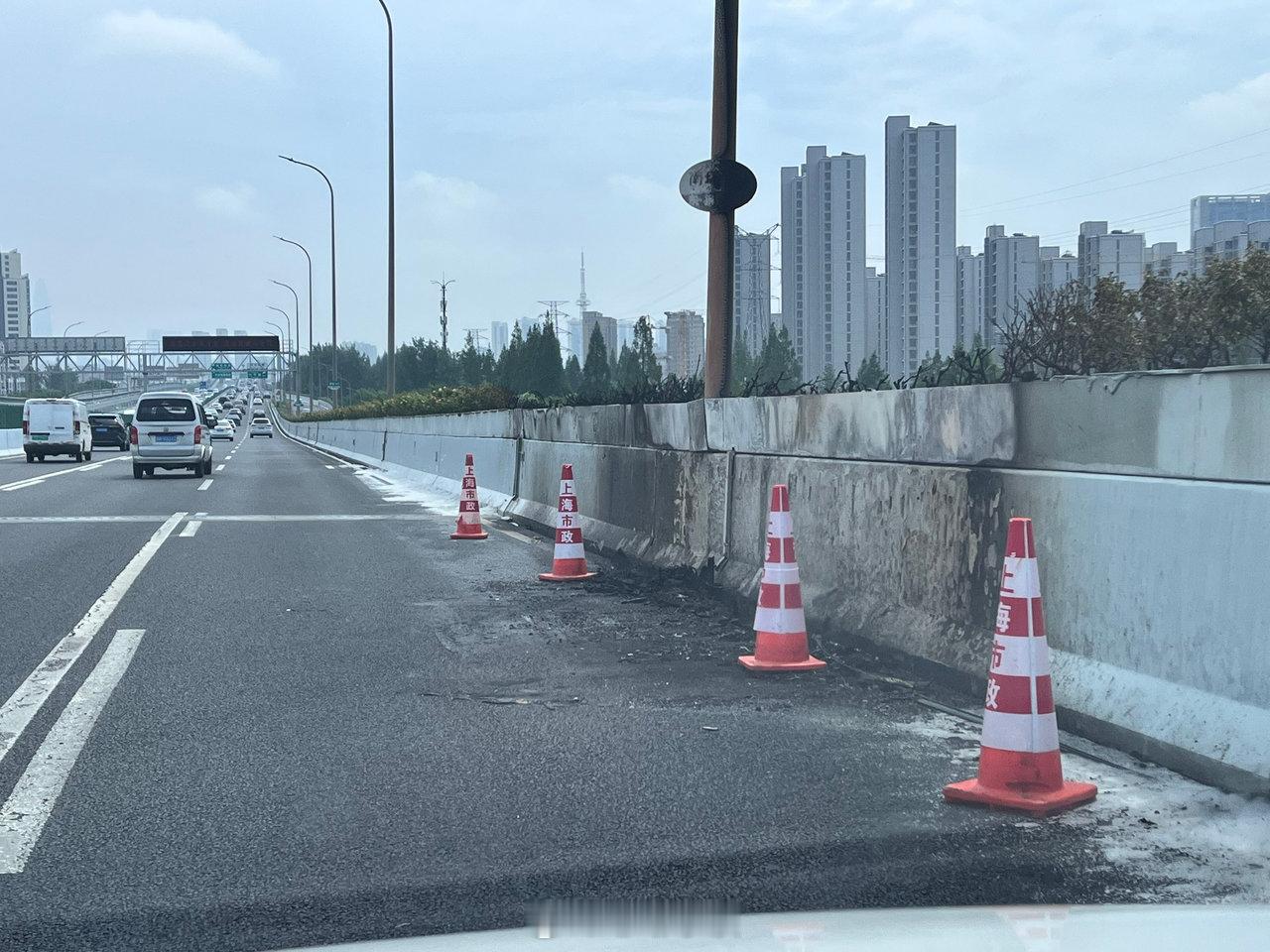 【早高峰宁波环城南路高架面包车自燃  无人员伤亡】8月12日早高峰，宁波环城南路