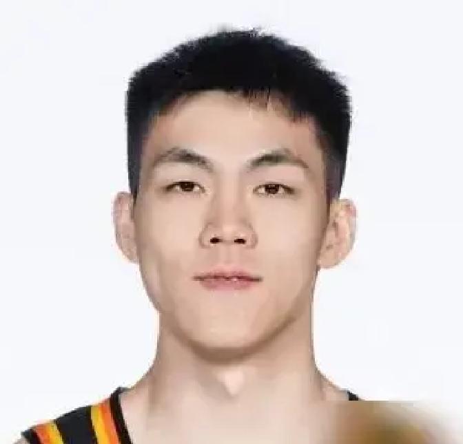 打辽宁那场，他5次失误正负值-23
 
镜头切到替补席，庞峥麟把毛巾往脸上一盖，