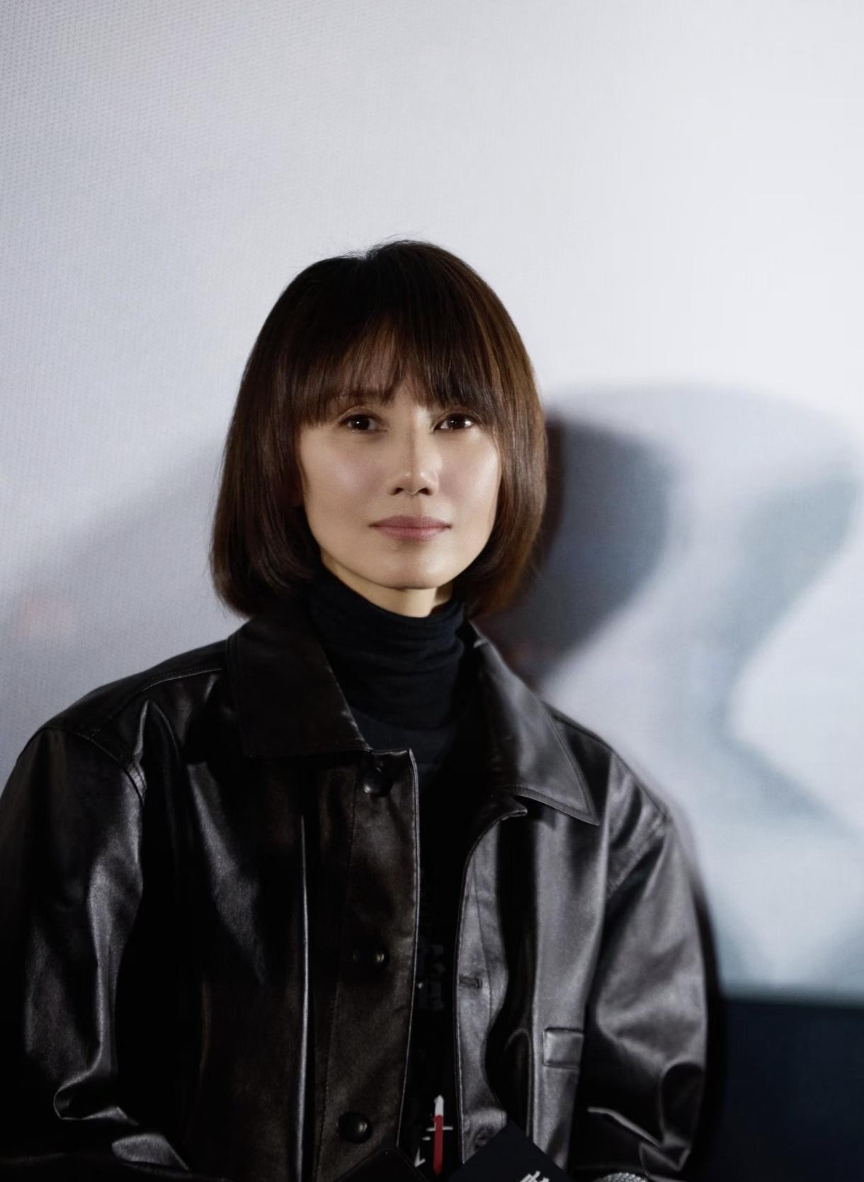 有没发现，48岁袁泉的状态真的太不对劲了！虽是年近半百的人了，但脸却没垮，皮肤紧