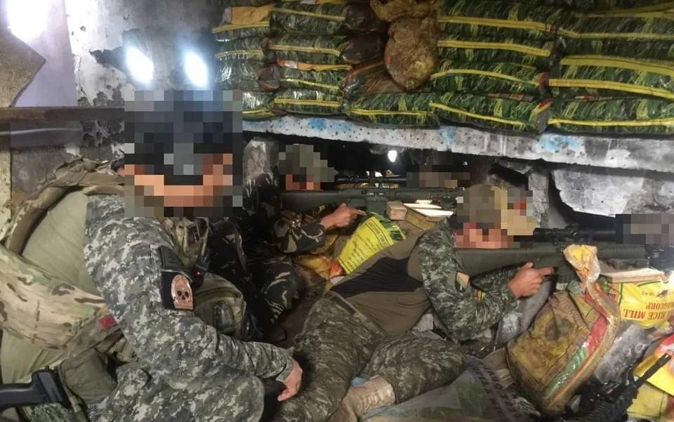 菲律宾轻反应团狙击任务组 (LRR-STG) 狙击在马拉维市一座建筑内进行最后抵