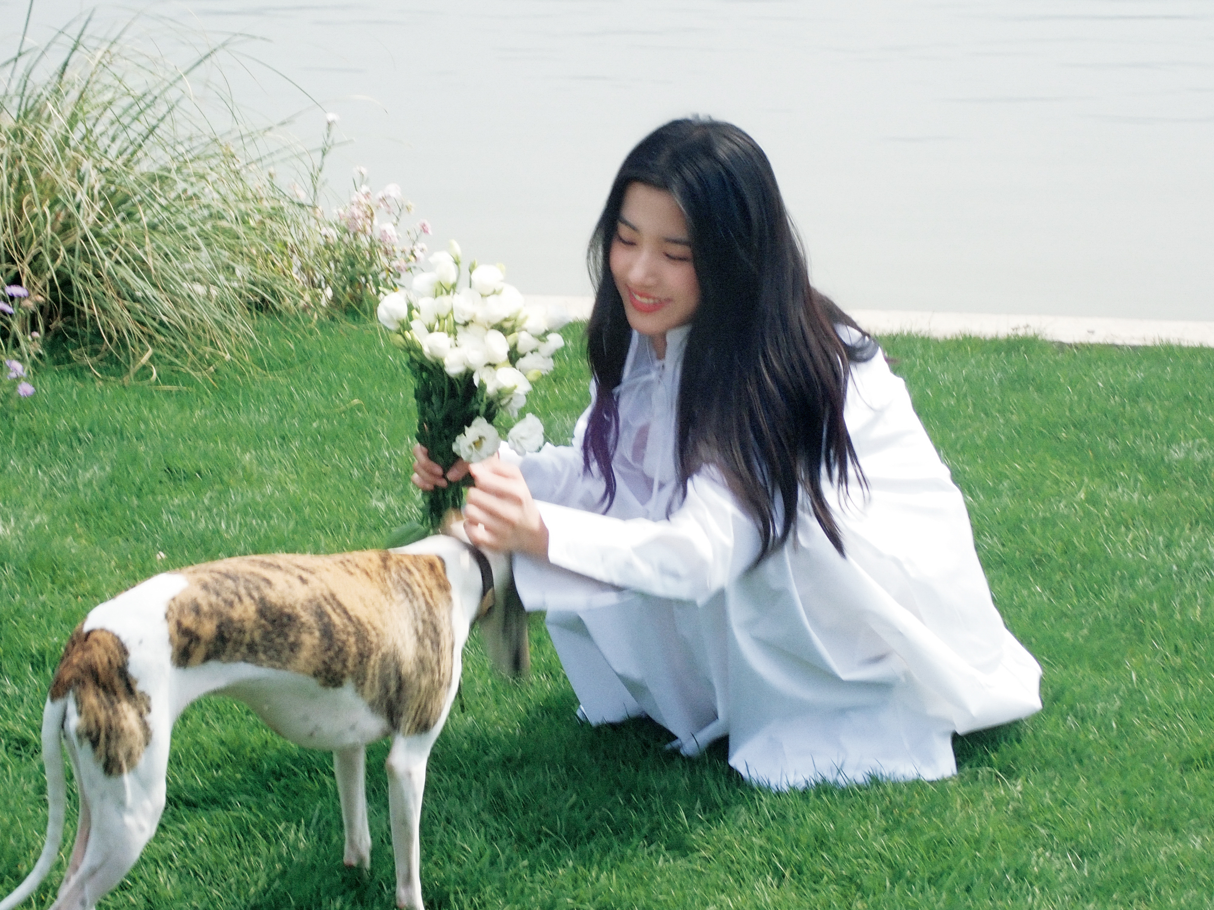 卢昱晓侧脸捧花氛围感写真，清新治愈 ​​​