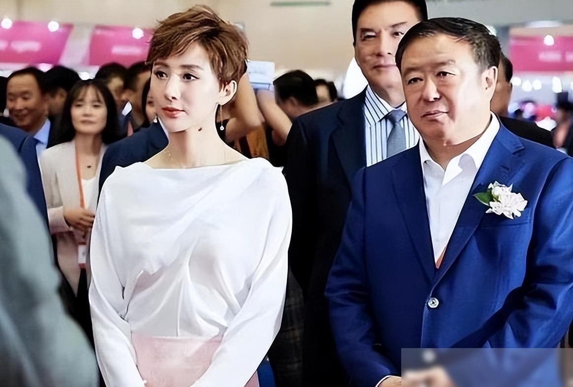 她嫁给大导演后生子，今老公年过七旬儿子年幼，可算有"钱"人终成眷属。

这类故事