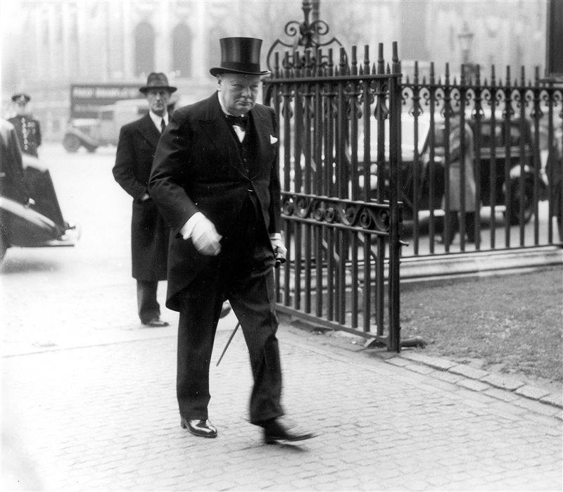 如果你停下来向每一条吠叫的狗扔石头，你永远也到不了目的地。——温斯顿·丘吉尔