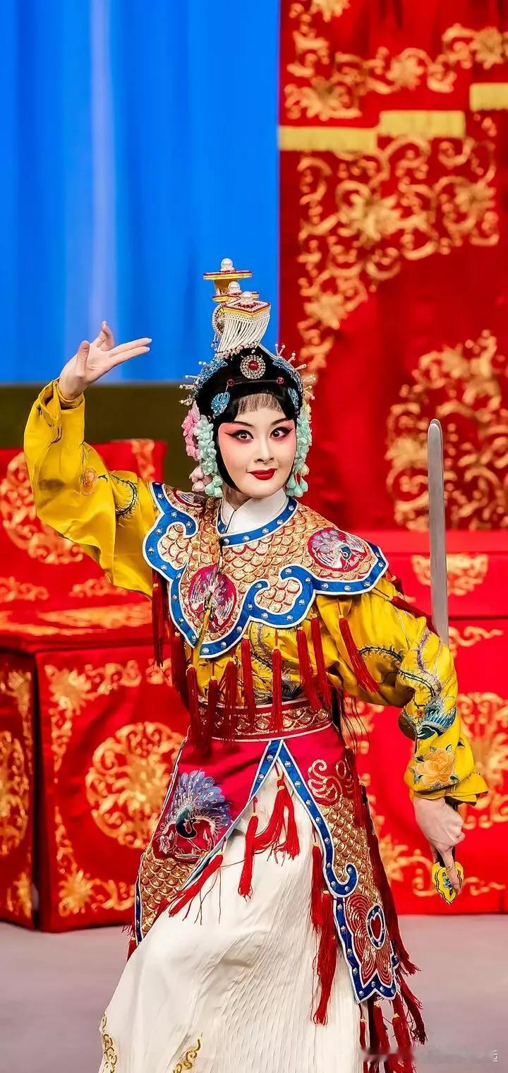 惊艳的京剧表演，身着华丽戏服的演员在舞台上翩翩起舞。